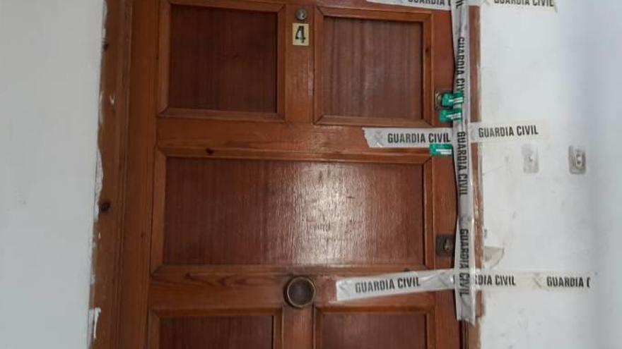 Puerta precintada por la Guardia Civil tras el ataque machista.