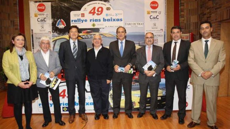 Fernando Mouriño (cuarto por la izda.), junto los reprersentantes de los principales patrocinadores del Rally Rías Baixas, ayer. // Ricardo Grobas