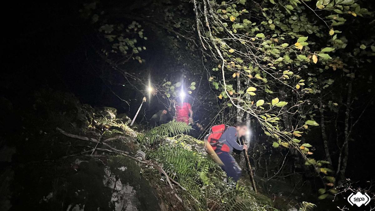 Los montañeros y los rescatistas en plena marcha de madrugada.