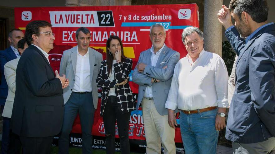 El director general de Deportes, Dan de Sande, charlando con los representantes políticos y el director de la Vuelta, este jueves en Mérida.