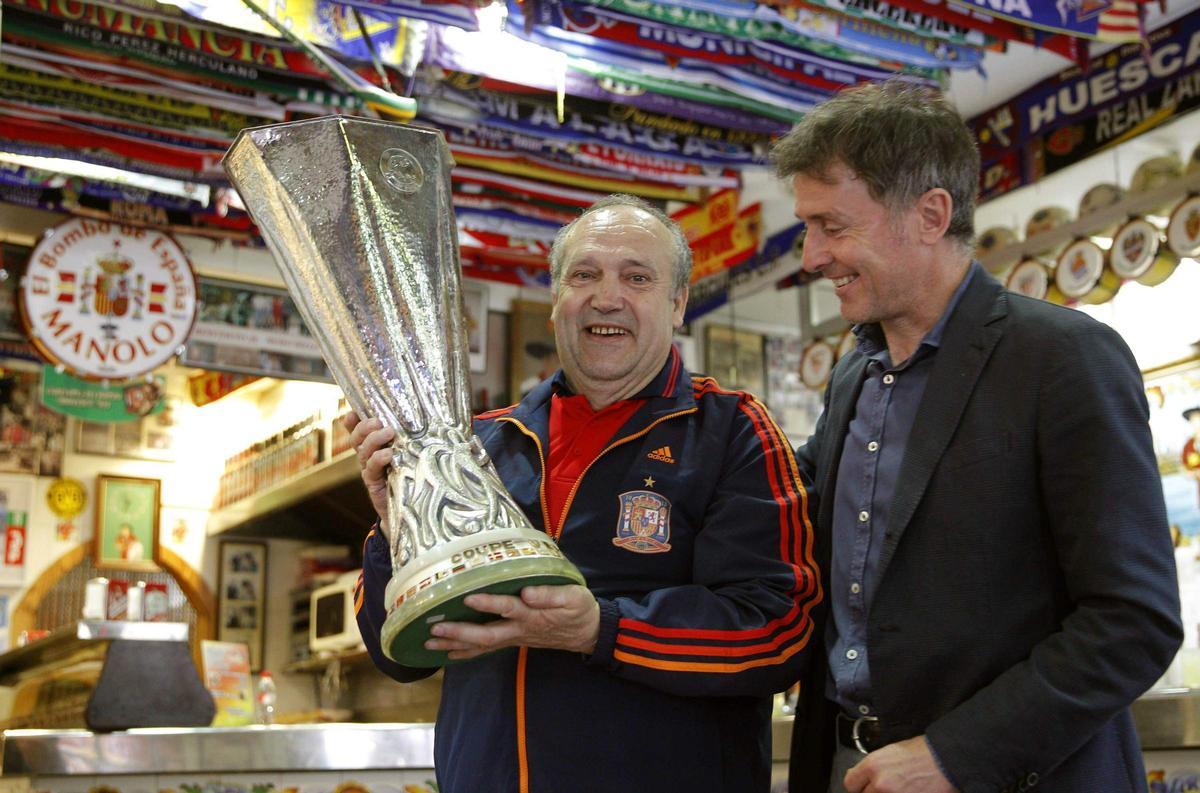 Manolo the bass drum with the UEFA Cup and Amedeo Carboni