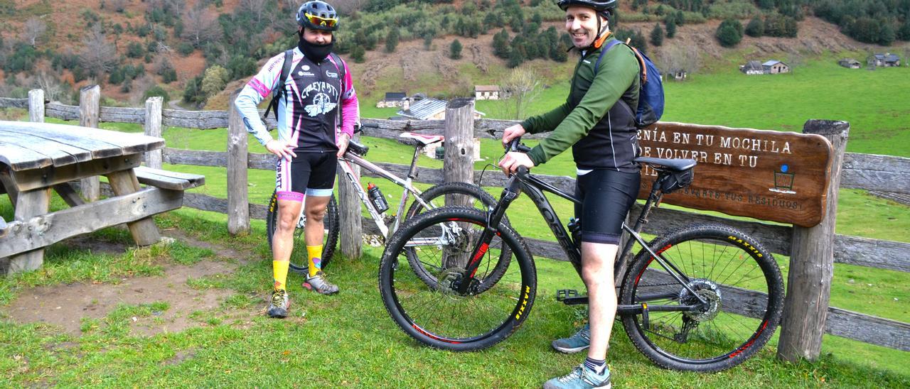 Diego Rodríguez y Alberto Cuetos hacen un descanso al llegar al refugio de Brañagallones