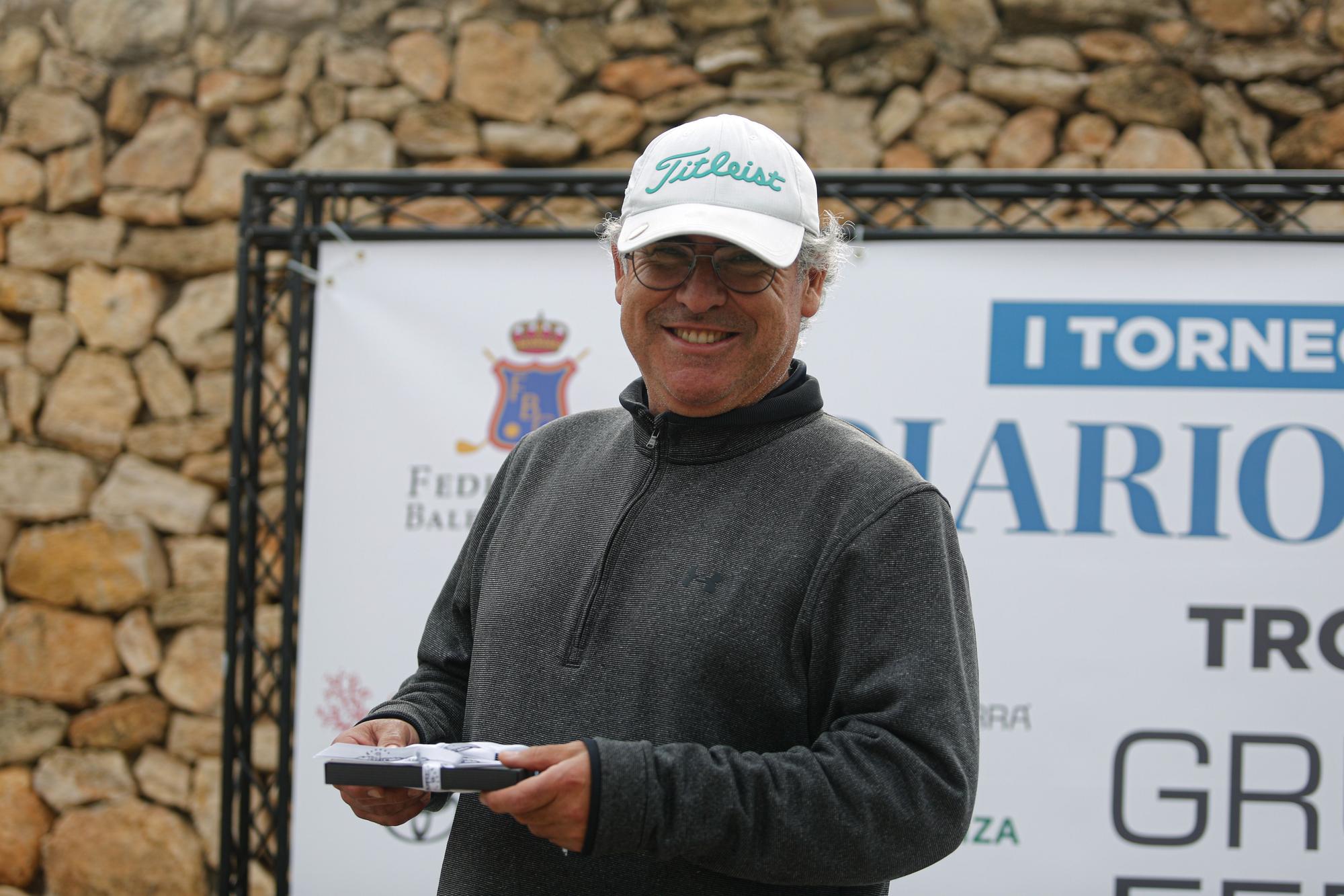 Patricio Oteo Iturmendi con su 'pack' de regalos.