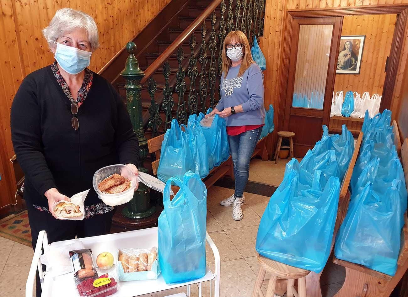 Hermana Guadalupe entregando las bolsas de alimentos en en la Misión del Silencio.