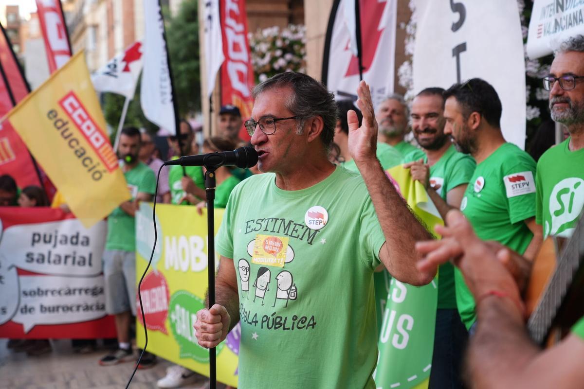 El profesorado protagoniza una histórica y multitudinaria manifestación en Castelló