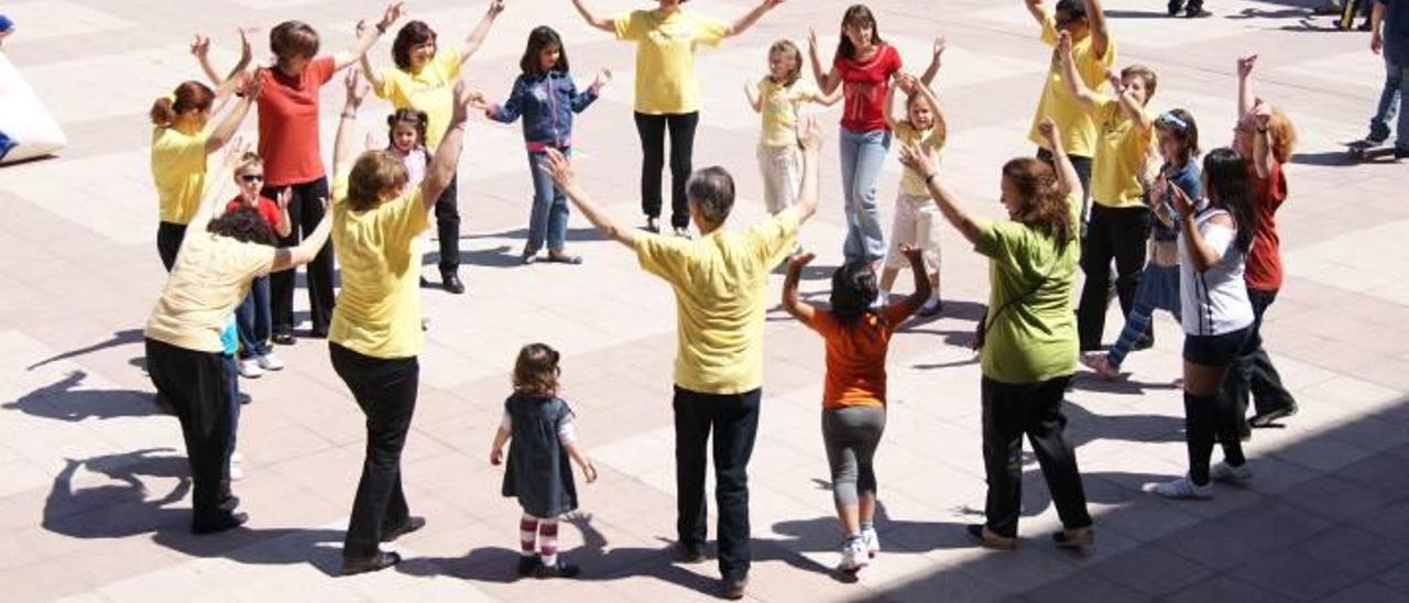 Integrantes del grupo Jacaranda bailan junto a los alumnos del colegio Maristas dentro de una actividad orientada a la danza.