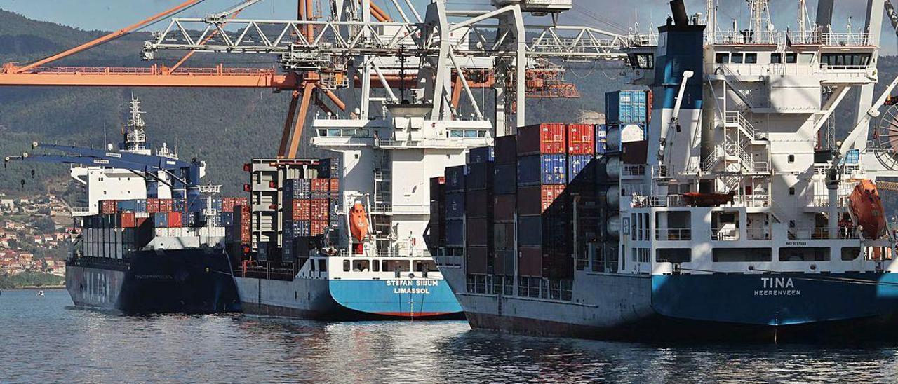 Tres buques portacontenedores atracados en el muelle de Guixar.