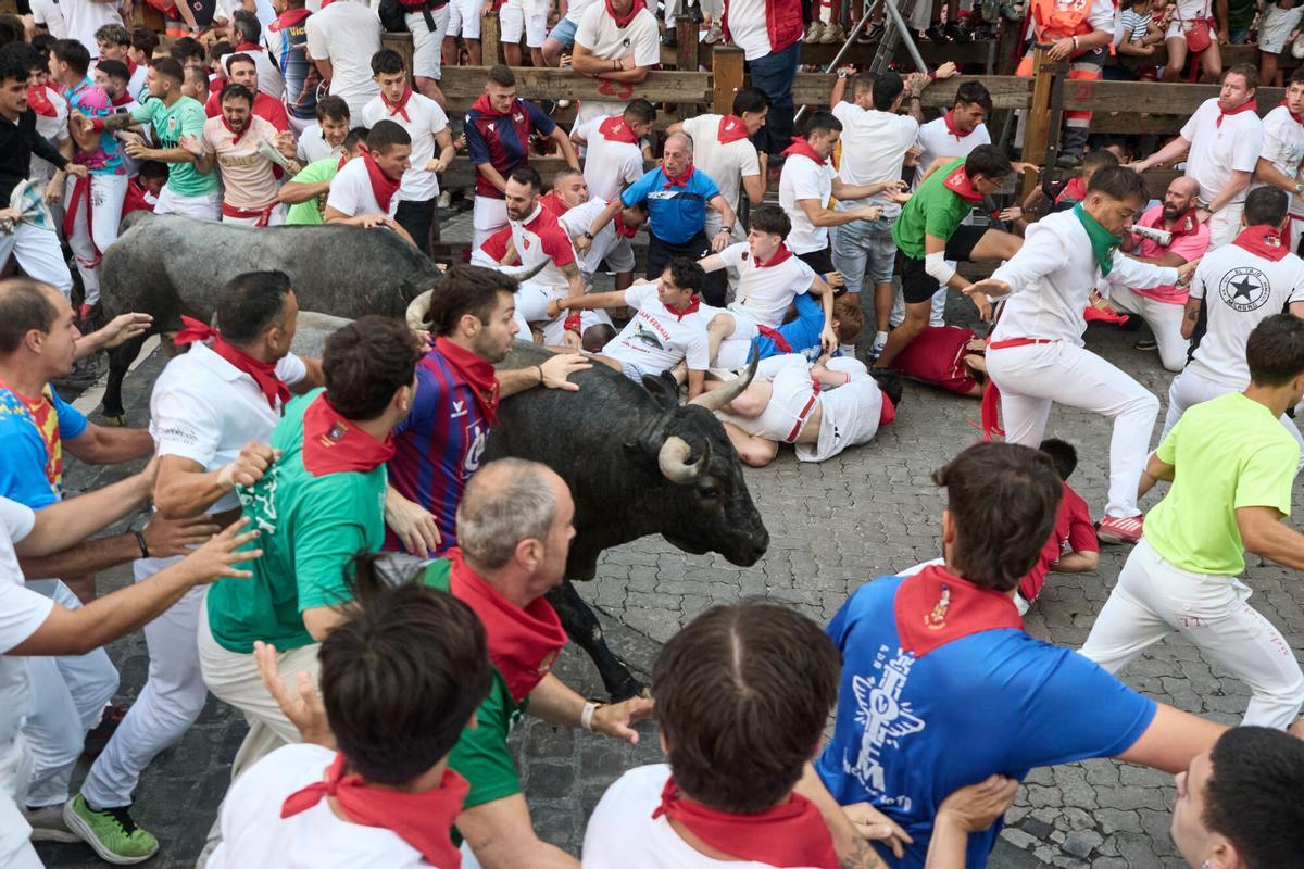 Los toros de José Escolar protagonizan un veloz y atropellado quinto encierro de los Sanfermines.