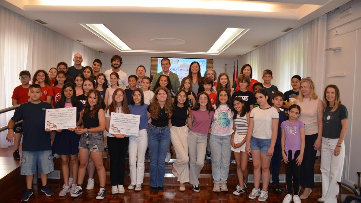 Los escolares y docentes del CEIP Taquígraf Martí de Xàtiva, junto a representantes del Ayuntamiento.