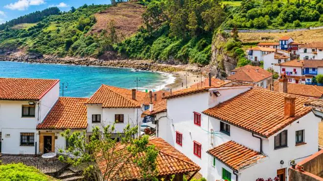 El pueblo junto al mar donde comer "las mejores navajas de España"