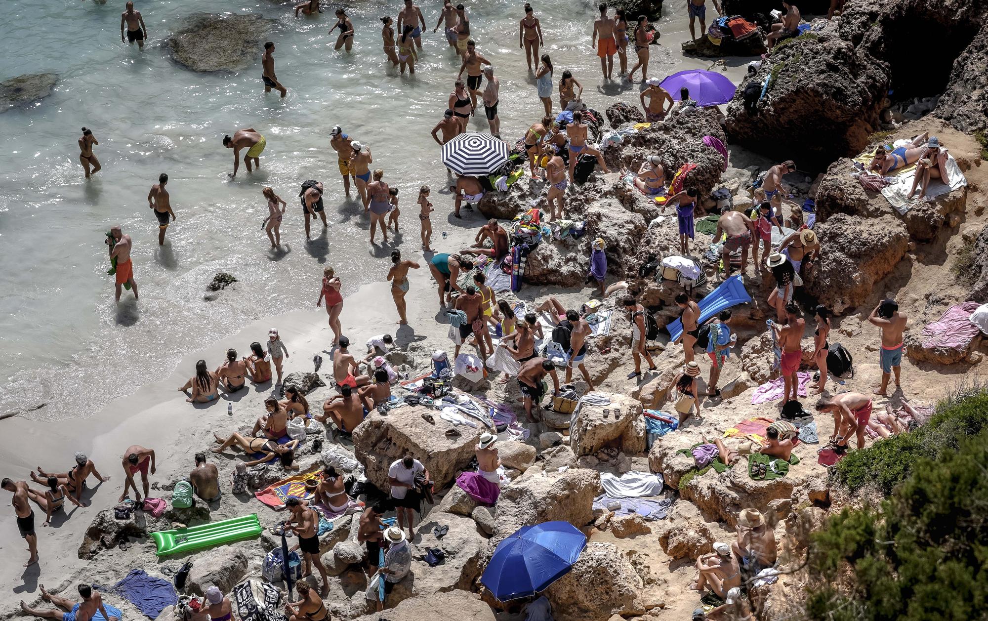 Fotos | El Caló des Moro, saturado de turistas