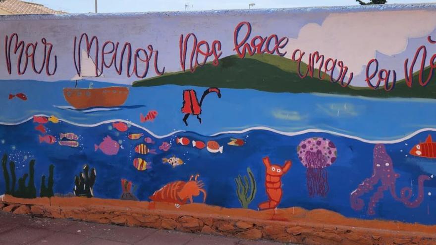 El mural en el CEIP San Isidro de Los Belones, que lleva por lema «Mirar al Mar Menor nos hace amar la naturaleza».