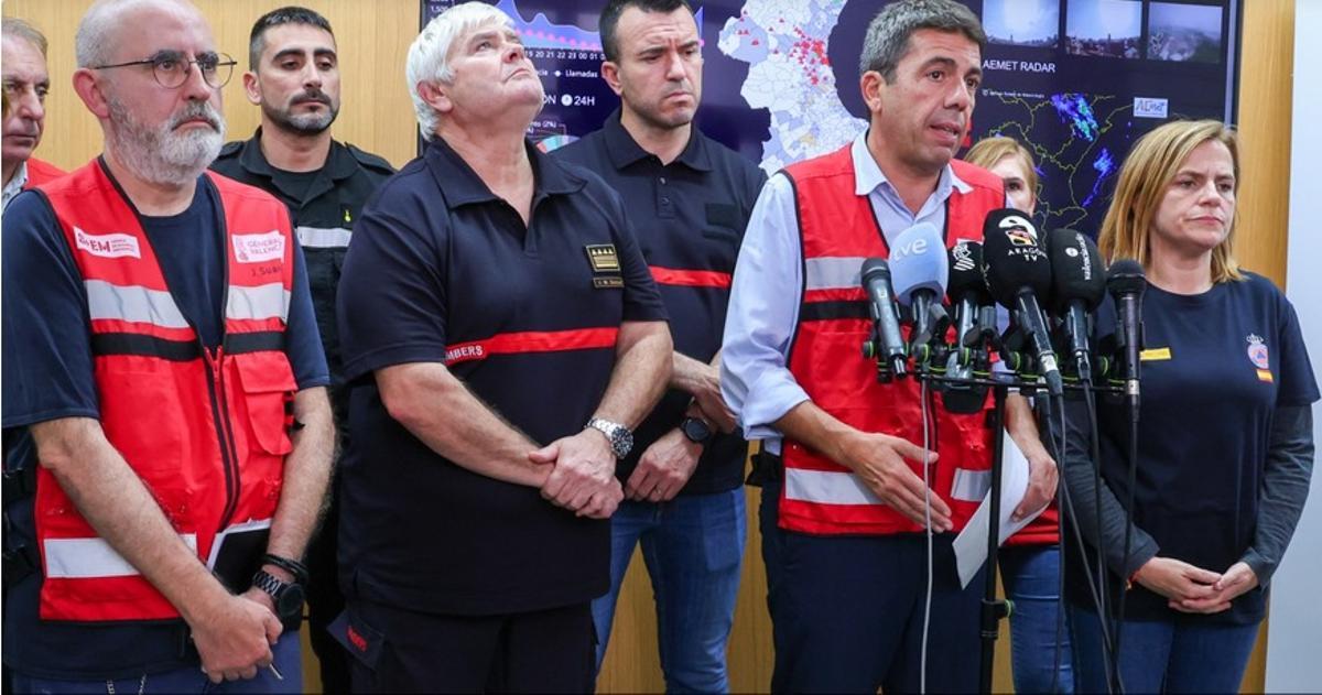 Suárez, a la izquierda, y detrás de él, a su izquierda, Martín Moratilla.