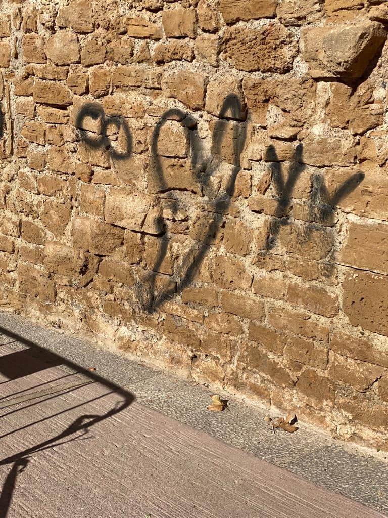 La Policía Local de Alcúdia pide ayuda para identificar al autor de varias pintadas en la muralla