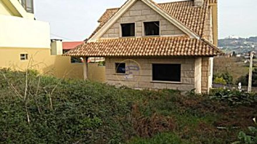 300.000 € Venta de casa en Beade (Vigo) 240 m2, 4 habitaciones, 5 baños, 1.250 €/m2...
