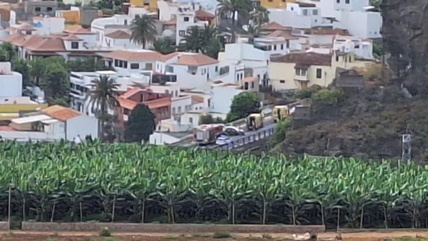 La colisión de dos vehículos bloquea la TF-5 en ambos sentidos