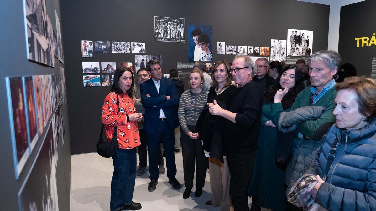Asistentes a la inauguración de la exposición "Tráfico de Modas" en el Museo Textil de Ontinyent.