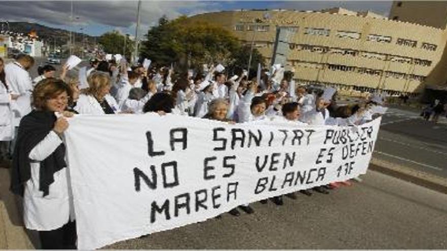 Manifestación de trabajadores sanitarios ante el Hospital General de Castelló.