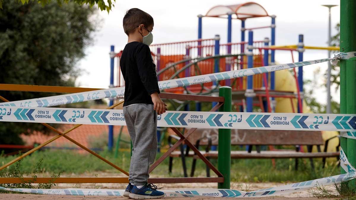 El Gobierno aprueba la Ley de Protección a la Infancia. En la foto, un niño ante un parque cerrado.