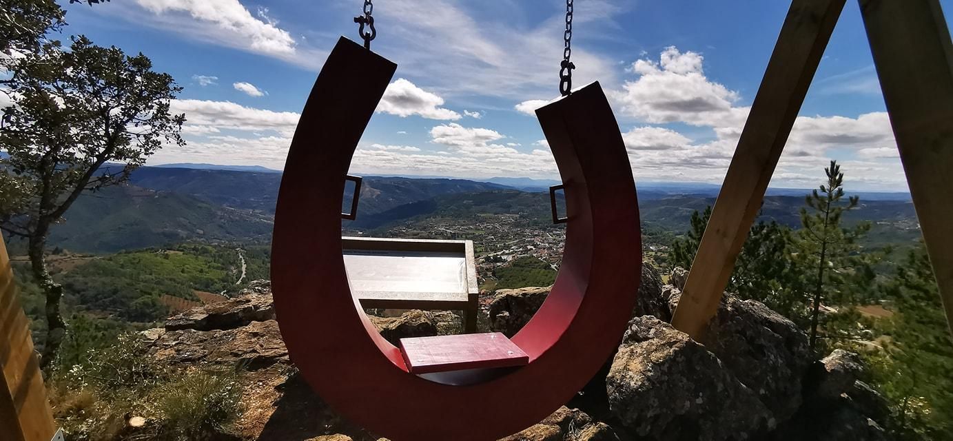 Columpio en forma de &quot;chouriça&quot; instalado en el municipio de Vinhais.