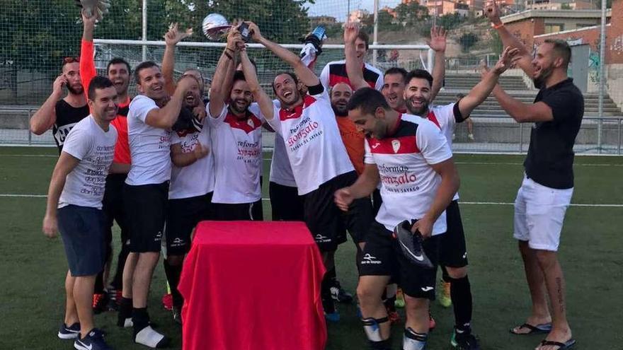 Los jugadores del CD Sayagués reciben el trofeo y celebran su victoria.