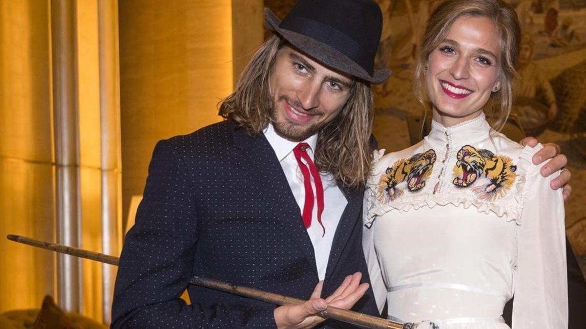 Peter Sagan acudió con su esposa vestido un tanto peculiar a la gala de la UCI