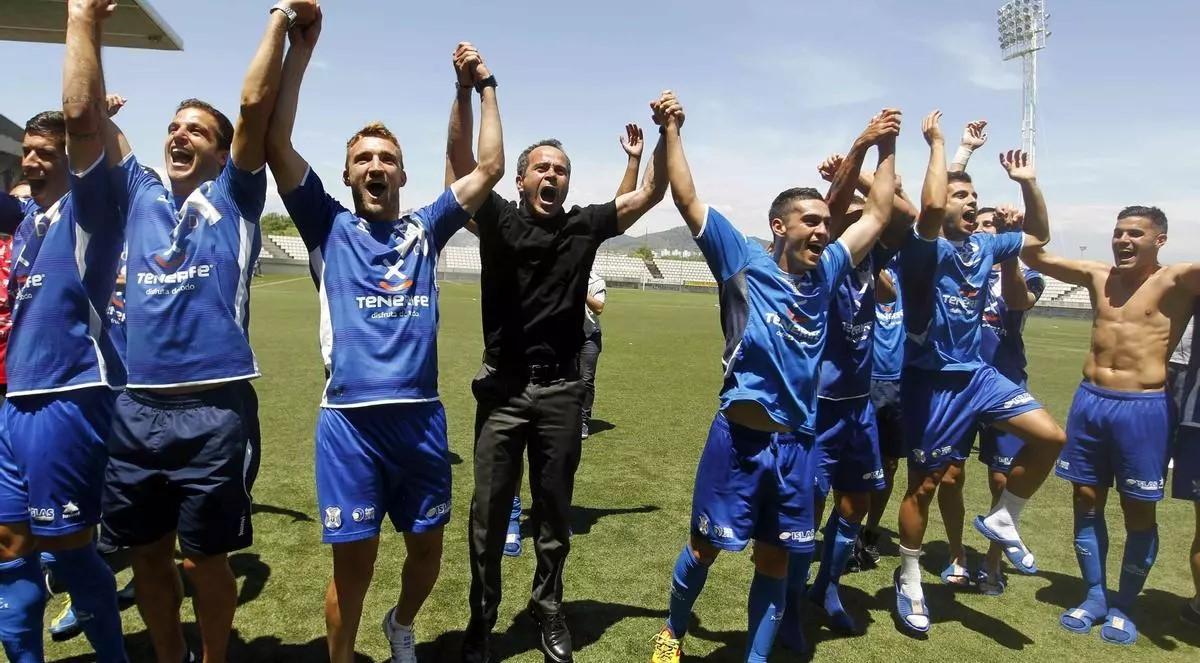 La celebración del Tenerife tras el ascenso logrado en Hospitalet en 2013.