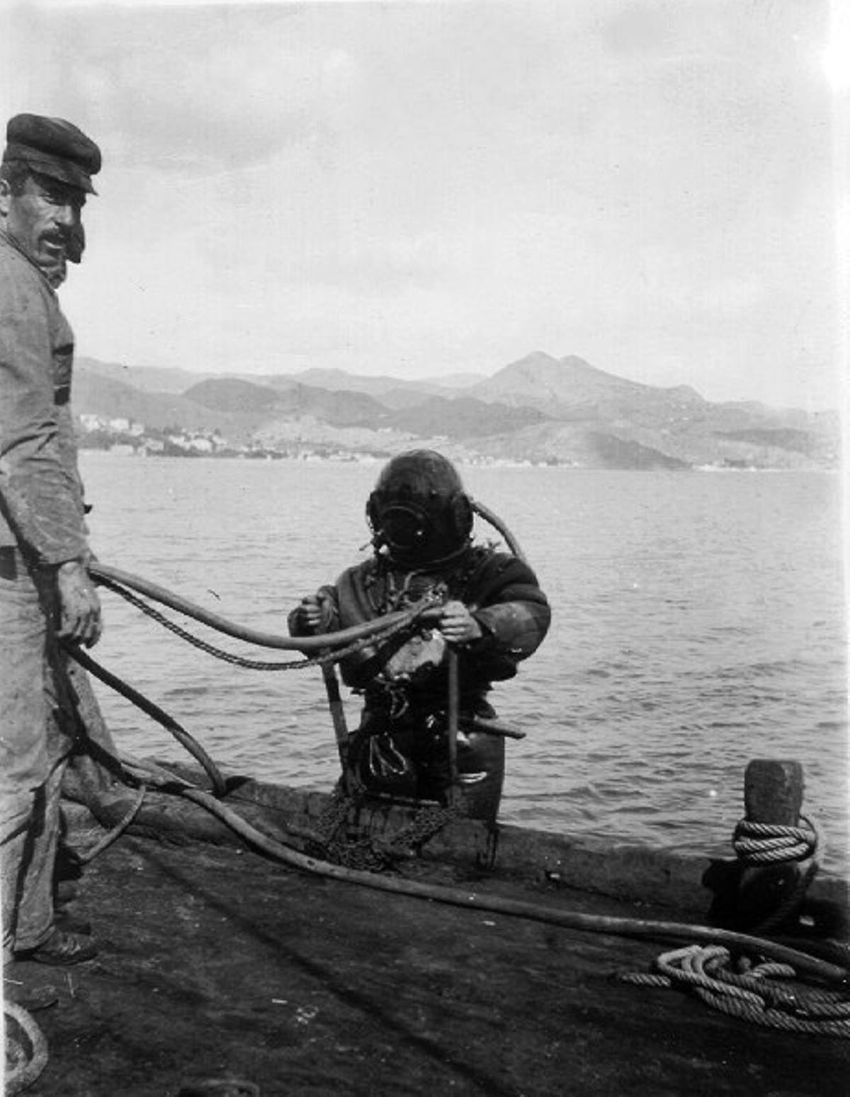 Al inicio de las operaciones de rescate, los buzos encontraron marinos alemanes sumergidos.