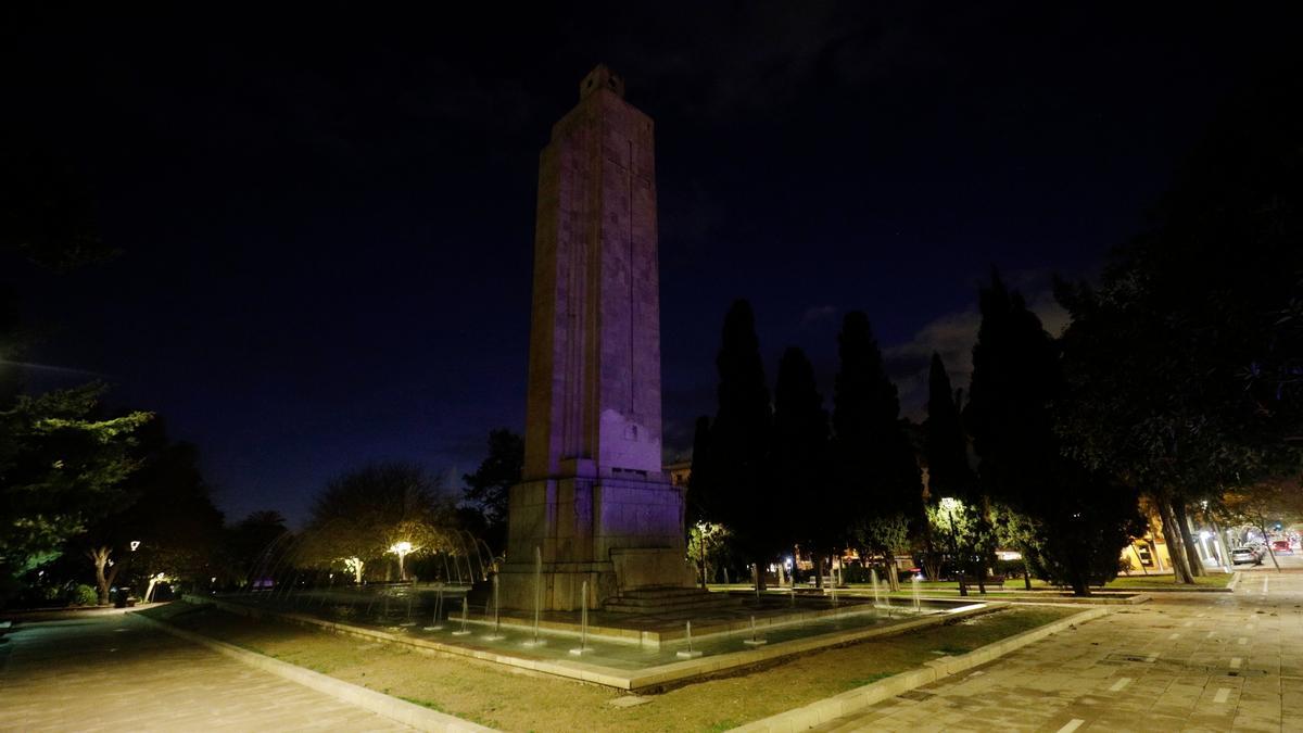 El monolito a oscuras el martes por la noche.