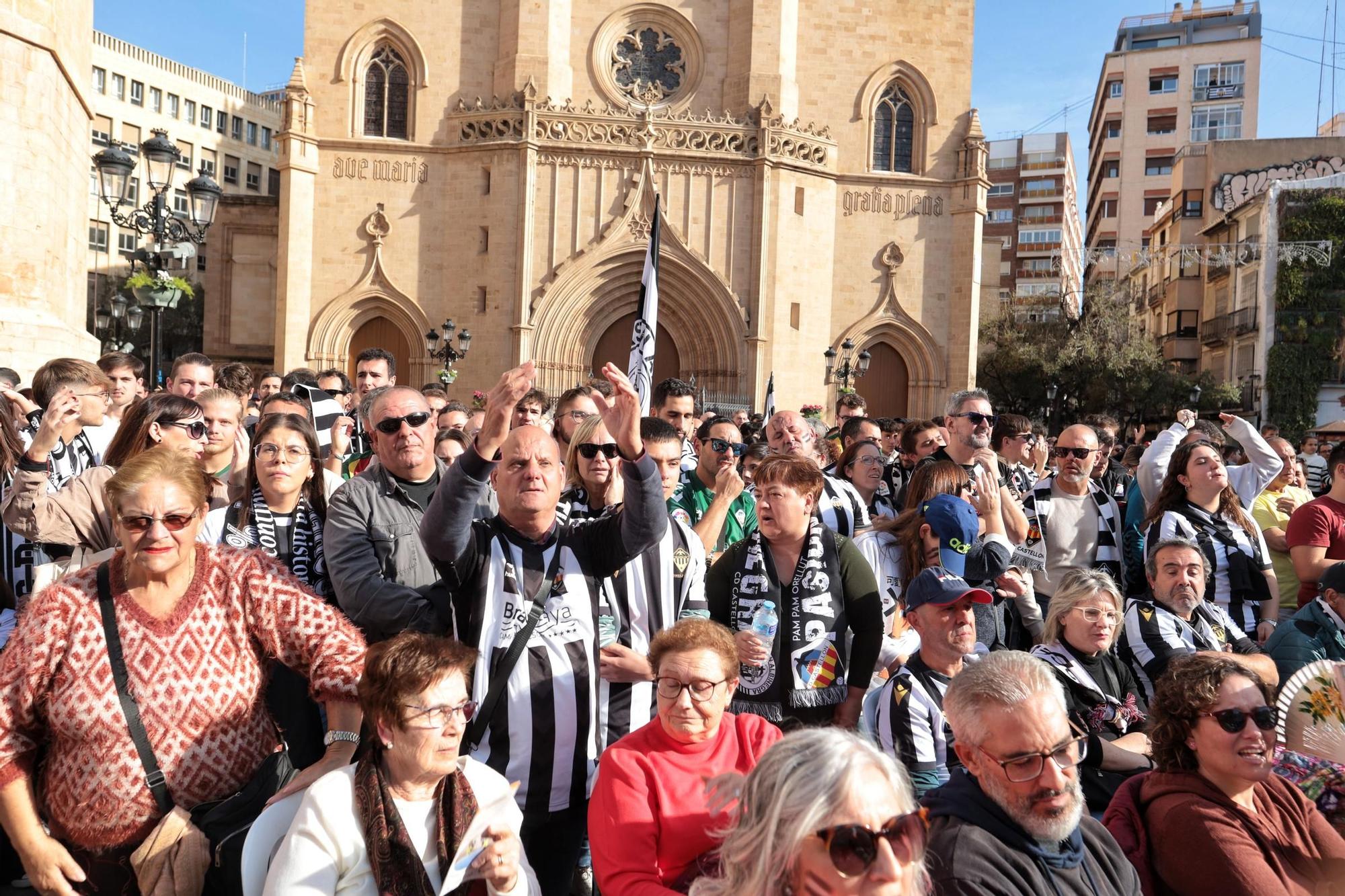 La plaza Mayor de Castelló se tiñe de albinegrismo en un día para el recuerdo