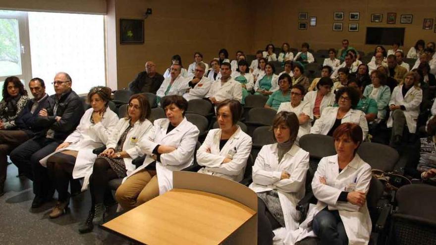 Directivos de la sanidad zamorana. Desde la izquierda: Carmen Hernández, Luis Fernández, Manuel Fraile, María José Rafael, Montserrat Chimeno, Magdalena Sánchez, Ángela González, Gema Tejedor y Mercedes Pérez.