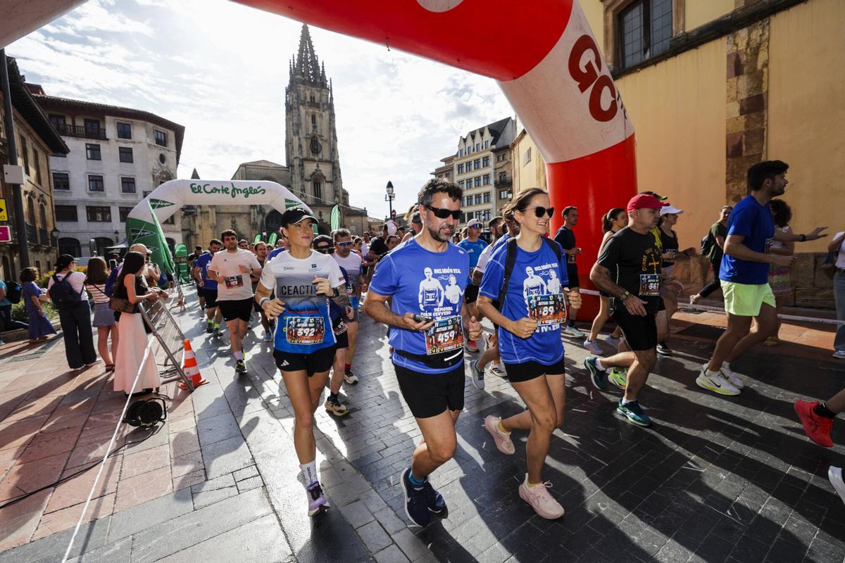 El azul tiñe el corazón de Oviedo con las camisetas de los 1.600 participantes en la carrera solidaria por el autismo El azul tiñe el corazón de Oviedo con las camisetas de los 1.600 participantes en la carrera solidaria por el autismo