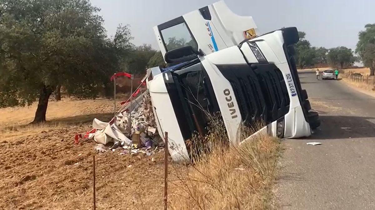 Camión volcado en la carretera del cementerio de la Soledad.