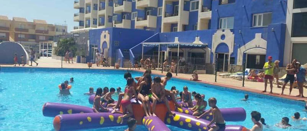 Un hinchable en la piscina del alojamiento del Montepío en Roquetas de Mar.