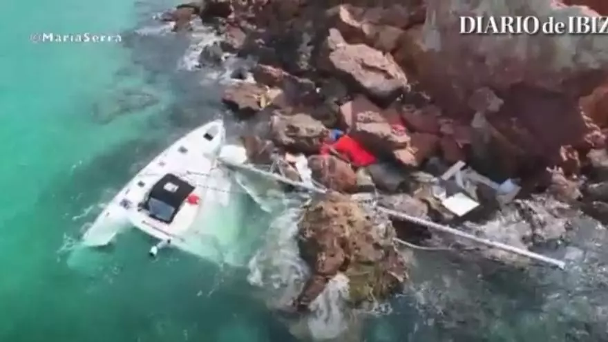 Limpiar y reflotar barcos para volver a la normalidad tras la DANA en Formentera