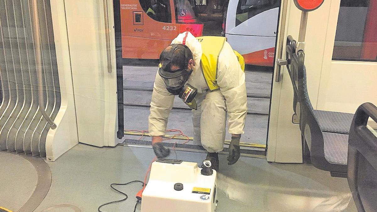 Técnicos de FGV limpiando con la nueva técnica