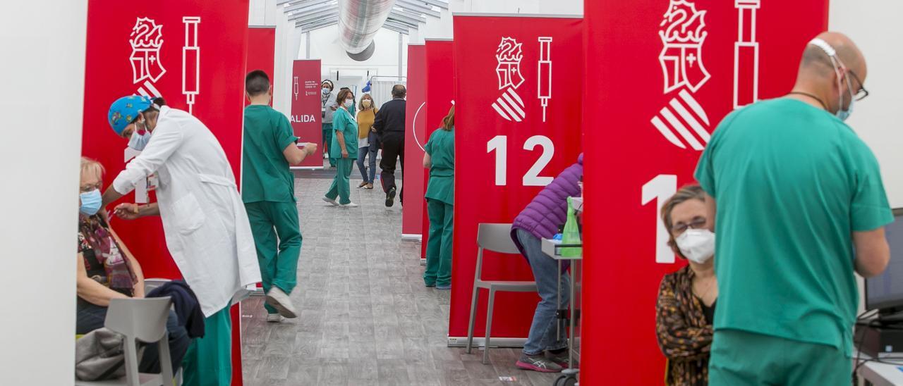 Vacunación masiva en el hospital de campaña de Alicante