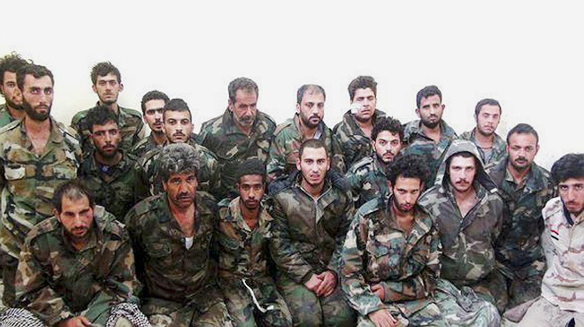 Soldados del Ejército de Al Asad capturados por el Estado Islámico tras la contienda en Palmira.