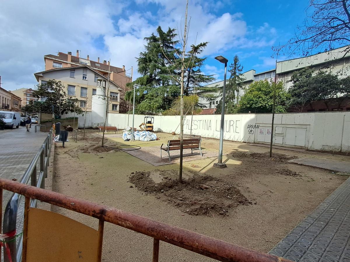 El petit espai de repòs al carrer de Sant Fruitós amb els arbres que hi han plantat