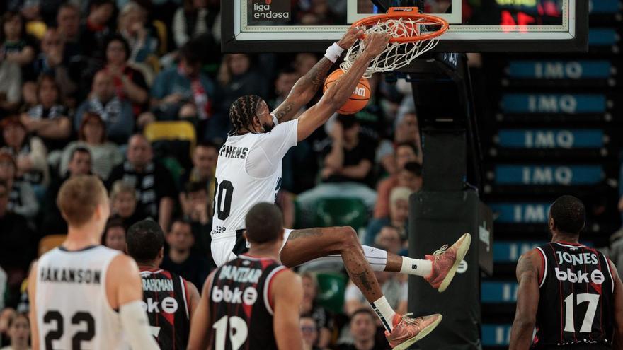 DJ Stephens, del UCAM Murcia CB, en el momento en el que realiza un mate ayer en el encuentro ante el Bilbao Basket. | ACB PHOTO / AITOR ARRIZABALAGA