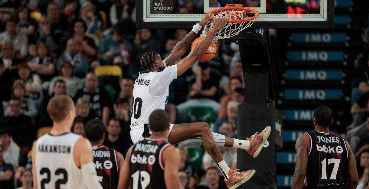 DJ Stephens, del UCAM Murcia CB, en el momento en el que realiza un mate ayer en el encuentro ante el Bilbao Basket. | ACB PHOTO / AITOR ARRIZABALAGA