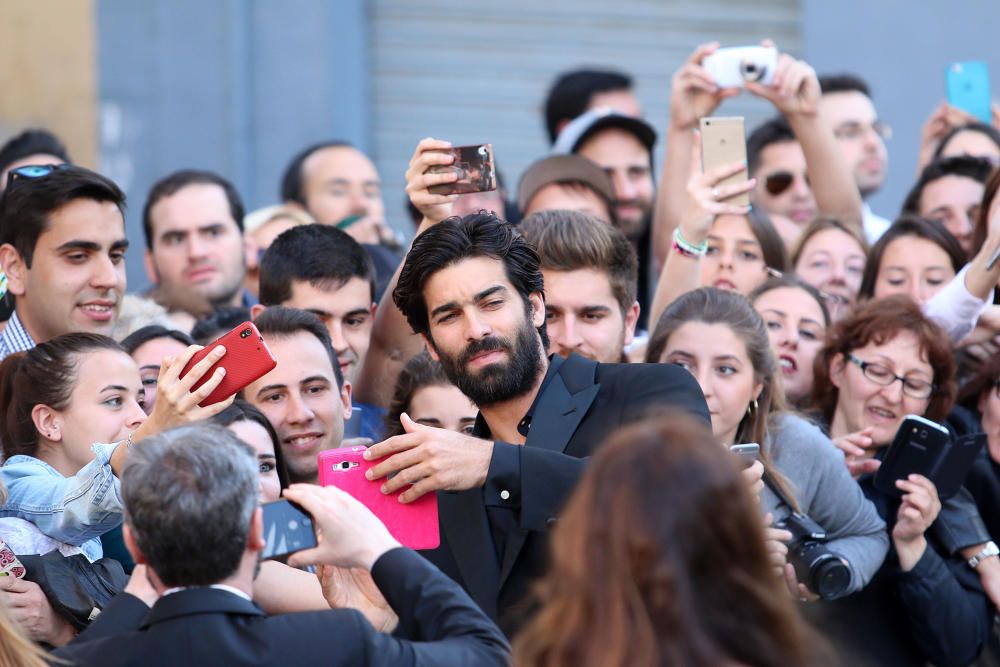 El Festival comienza con el tradicional baño de masas de los actores y actrices en la alfombra roja de la gala inaugural del certamen