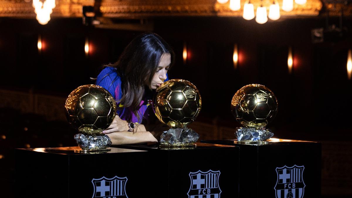 Aitana Bonmatí posa con sus tres Balones de Oro en el Liceu