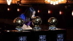 Aitana Bonmatí posa con sus tres Balones de Oro en el Liceu