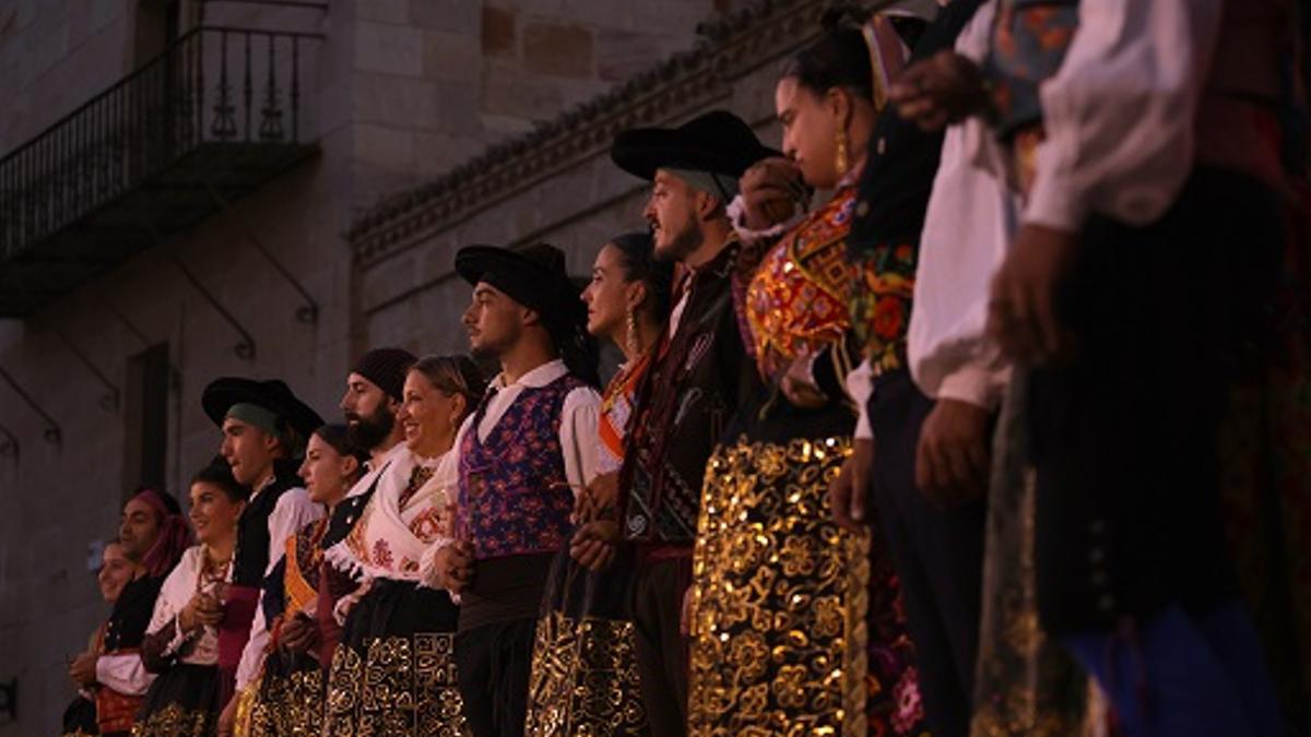 Integrantes del grupo Don Sancho en un espectáculo en la plaza de la Catedral de Zamora.