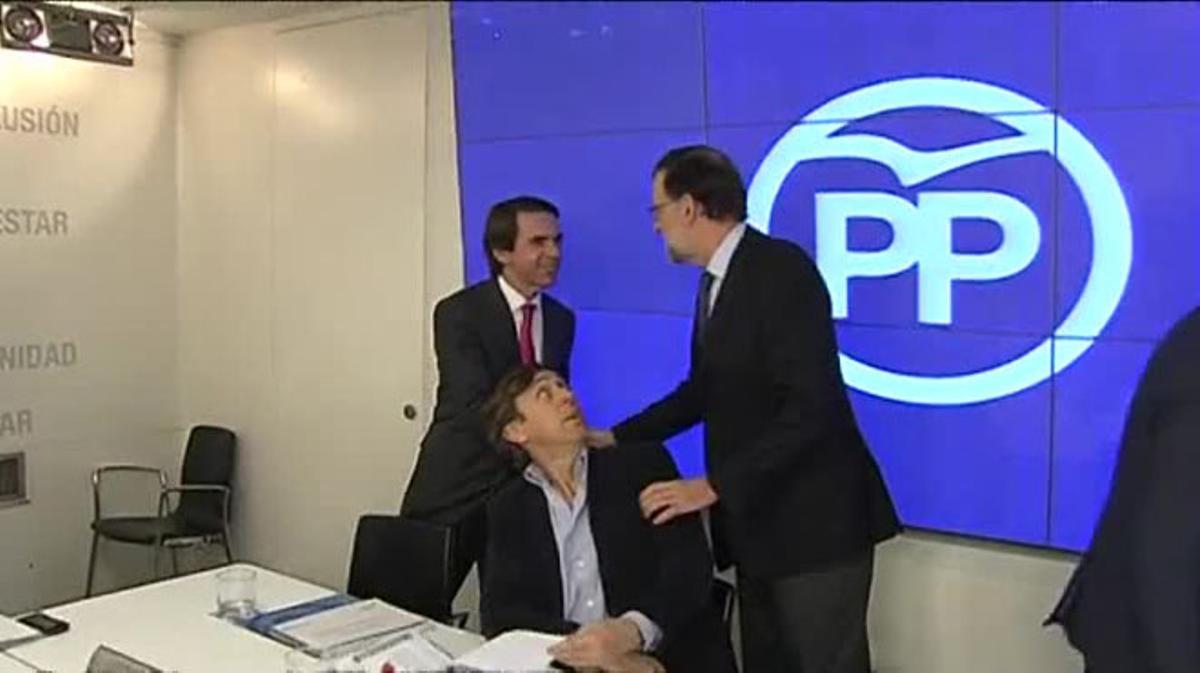 Mariano Rajoy i José María Aznar se saluden breument abans del començament del comitè executiu del PP.