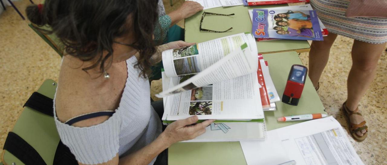 Consultan un libro de
texto en un centro
educativo.  e.ripoll