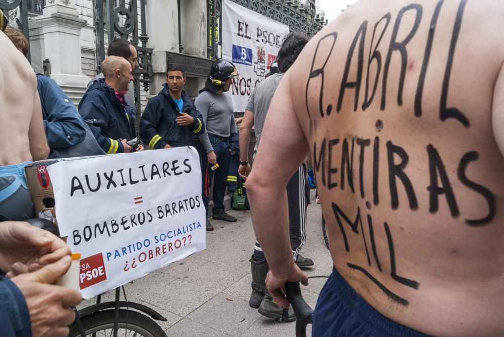 Los bomberos protestan en bicicleta y ropa interior por las calles de Oviedo