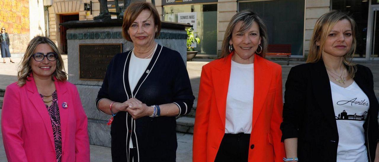 Por la izquierda, Sara Retuerto, Mariví Monteserín, Esther Llamazares y Arancha M. Riola, antes del debate electoral organizado por LA NUEVA ESPAÑA. Con ellas también estuvo el candidato de Cs, Luis Fanjul.