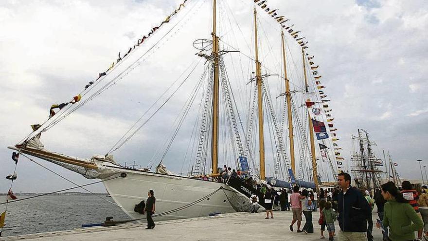 El navío Creoula estará hoy y mañana atracado en el puerto vigués. // A Catro Mans